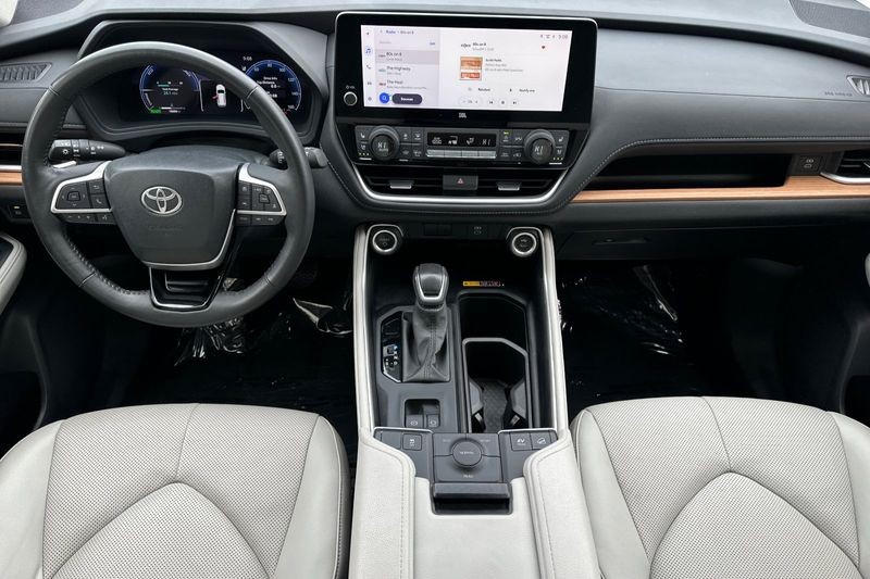 Toyota Grand Highlander Vehicle Full-screen Gallery Image 13