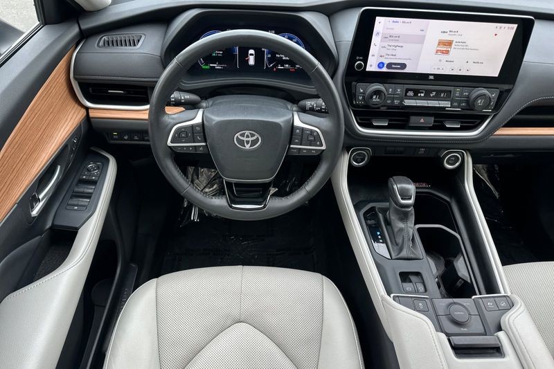 Toyota Grand Highlander Vehicle Full-screen Gallery Image 14