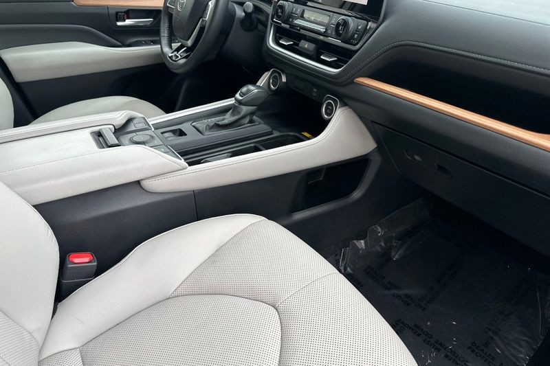 Toyota Grand Highlander Vehicle Full-screen Gallery Image 17