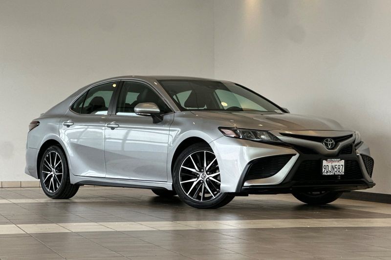Toyota Camry Vehicle Full-screen Gallery Image 02
