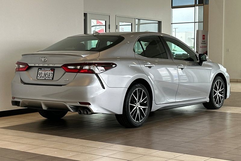 Toyota Camry Vehicle Full-screen Gallery Image 04