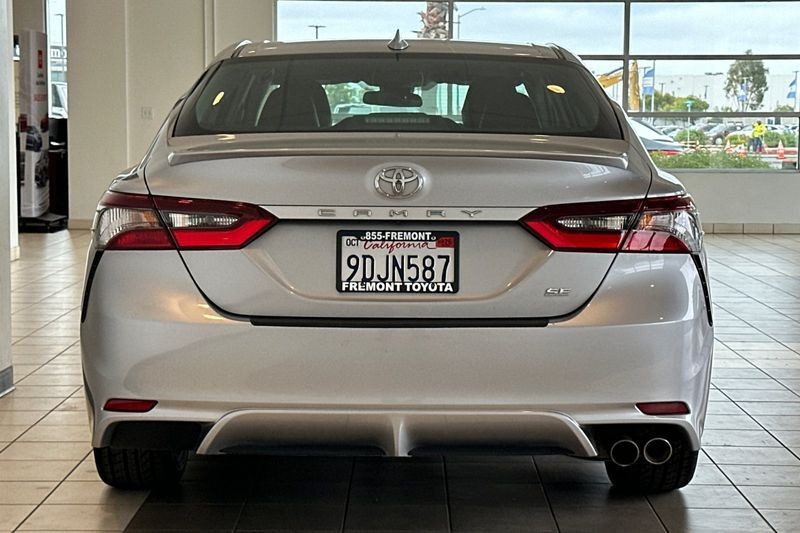 Toyota Camry Vehicle Full-screen Gallery Image 05
