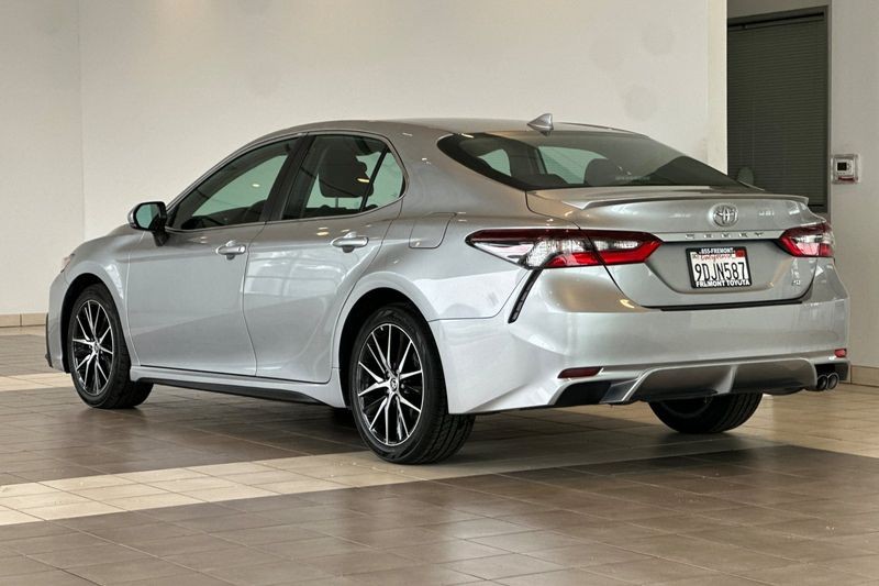 Toyota Camry Vehicle Full-screen Gallery Image 06
