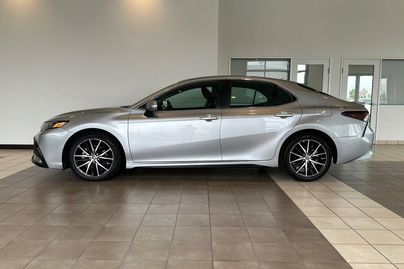 Toyota Camry Vehicle Full-screen Gallery Image 07
