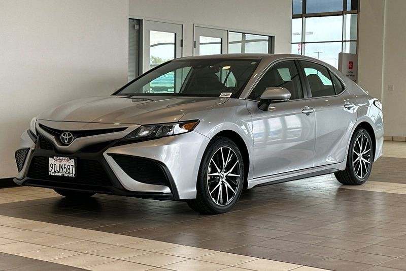 Toyota Camry Vehicle Full-screen Gallery Image 08