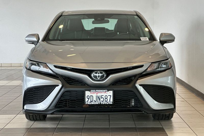 Toyota Camry Vehicle Full-screen Gallery Image 09