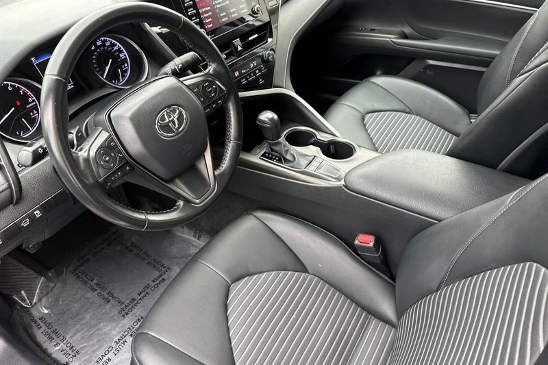 Toyota Camry Vehicle Full-screen Gallery Image 10