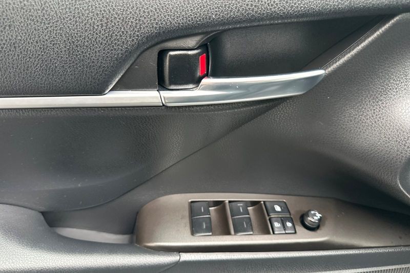 Toyota Camry Vehicle Full-screen Gallery Image 11