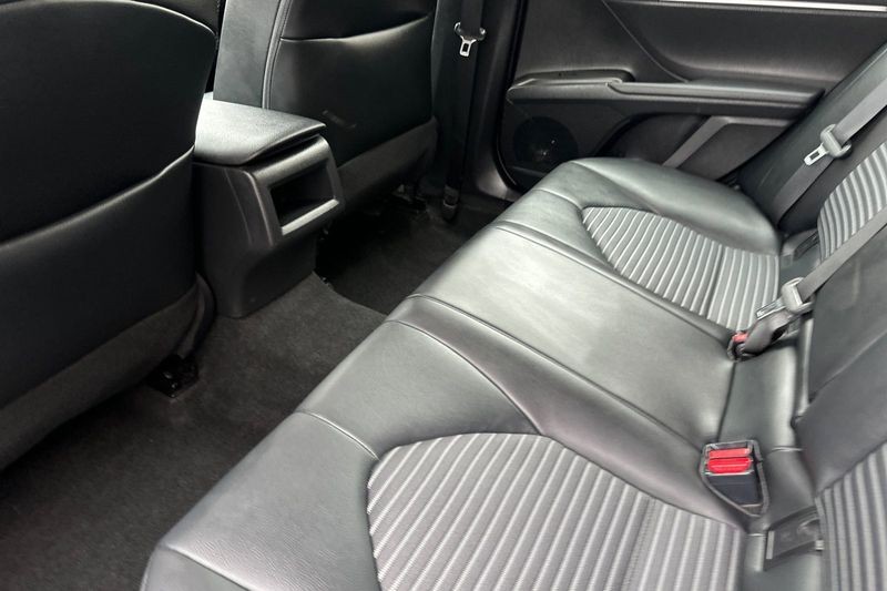 Toyota Camry Vehicle Full-screen Gallery Image 12