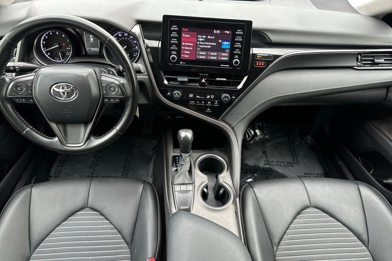 Toyota Camry Vehicle Full-screen Gallery Image 13
