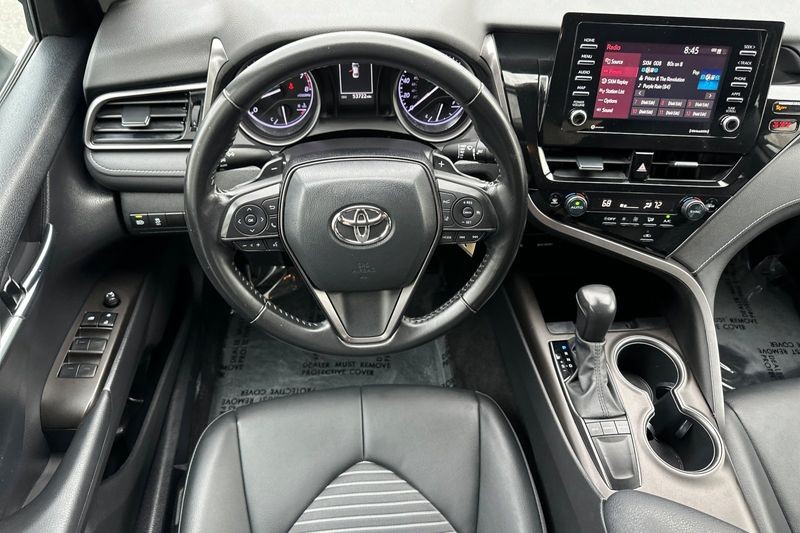 Toyota Camry Vehicle Full-screen Gallery Image 14