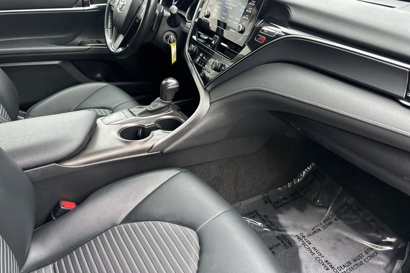 Toyota Camry Vehicle Full-screen Gallery Image 15