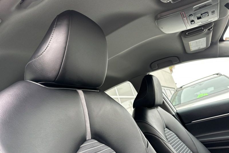 Toyota Camry Vehicle Full-screen Gallery Image 16
