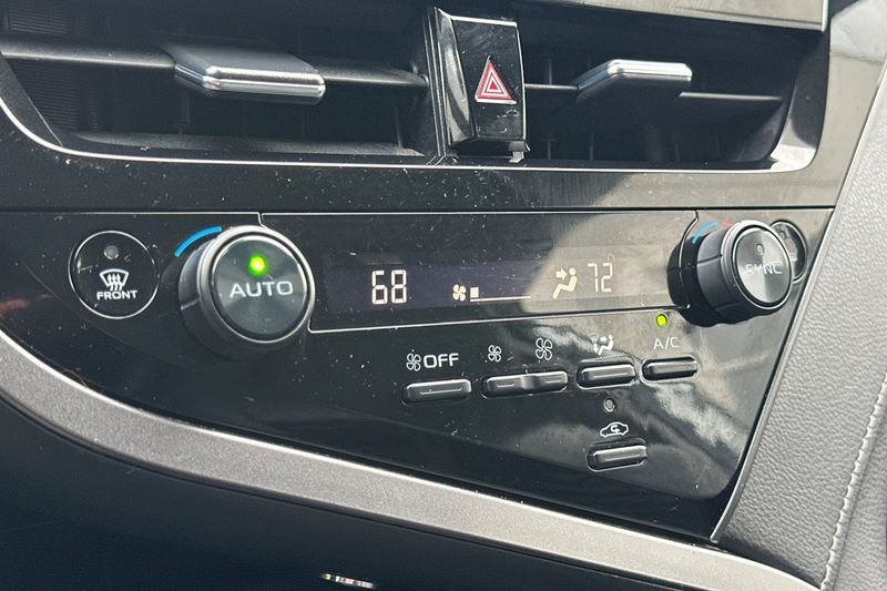 Toyota Camry Vehicle Full-screen Gallery Image 19