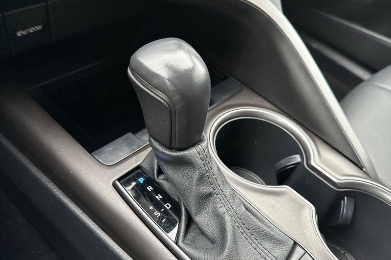 Toyota Camry Vehicle Full-screen Gallery Image 20