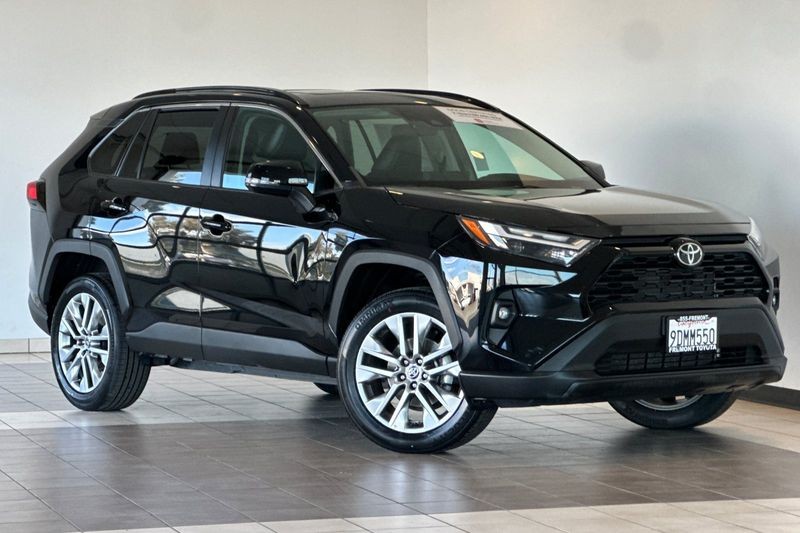 Toyota RAV4 Vehicle Full-screen Gallery Image 02