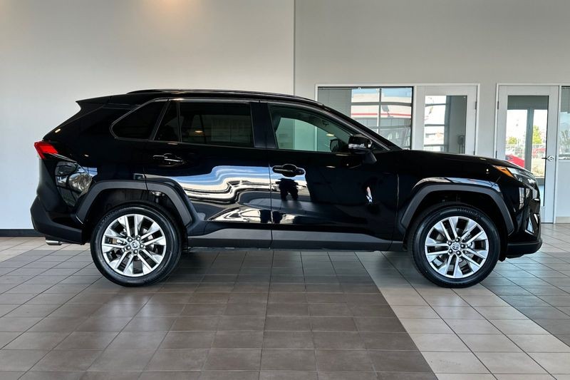 Toyota RAV4 Vehicle Full-screen Gallery Image 03