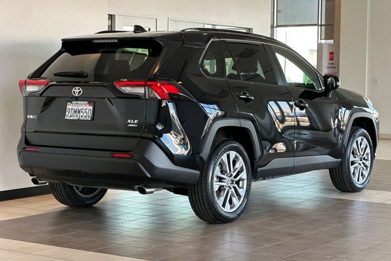 Toyota RAV4 Vehicle Full-screen Gallery Image 04