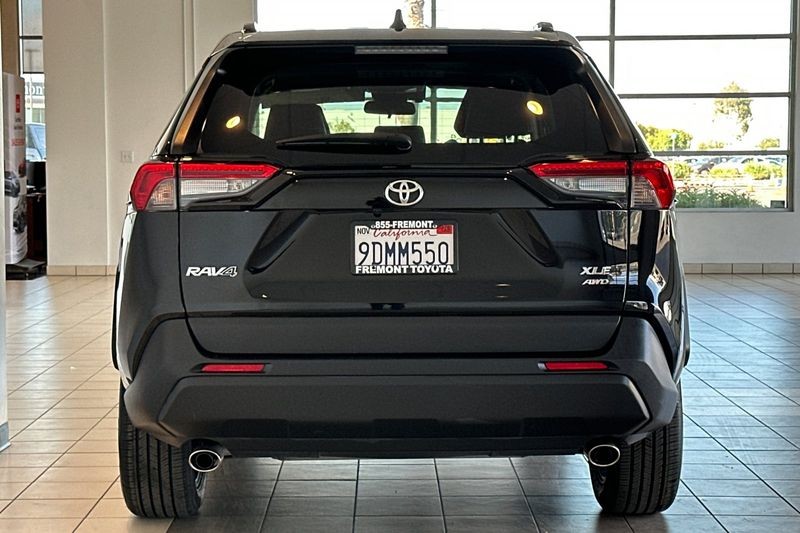 Toyota RAV4 Vehicle Full-screen Gallery Image 05