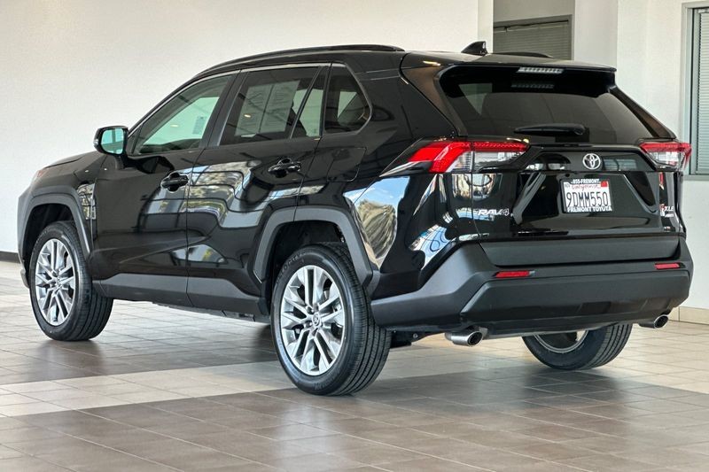 Toyota RAV4 Vehicle Full-screen Gallery Image 06
