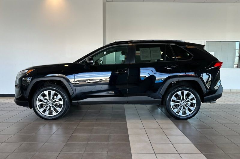 Toyota RAV4 Vehicle Full-screen Gallery Image 07