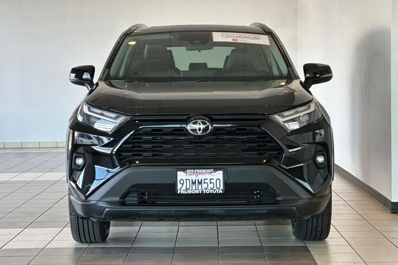 Toyota RAV4 Vehicle Full-screen Gallery Image 09