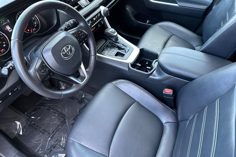 Toyota RAV4 Vehicle Full-screen Gallery Image 10