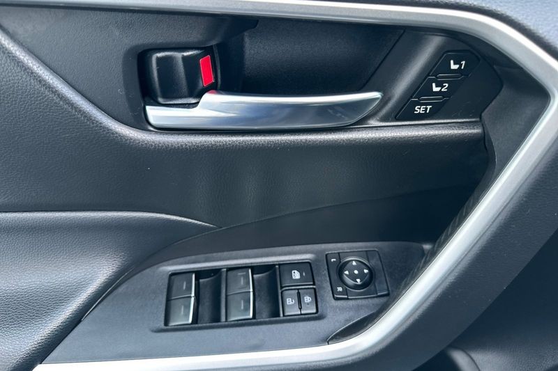 Toyota RAV4 Vehicle Full-screen Gallery Image 11