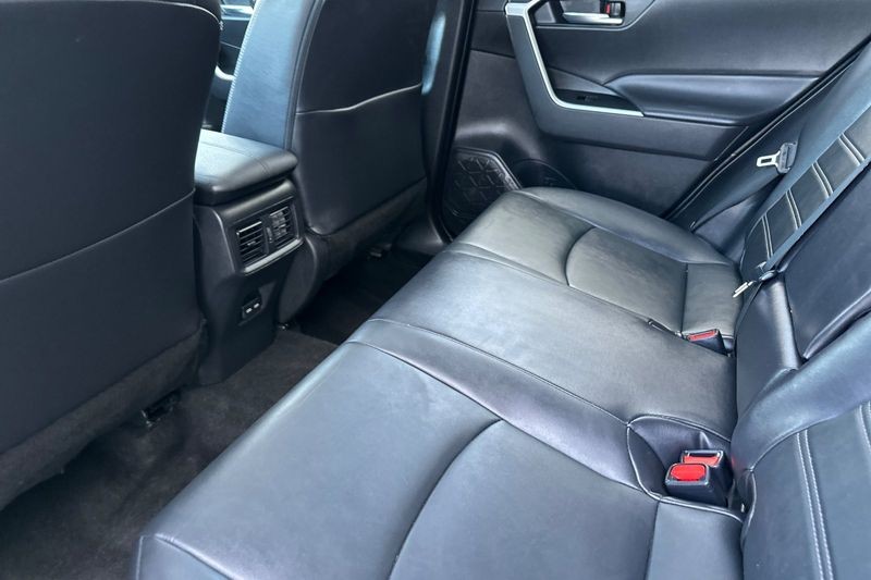 Toyota RAV4 Vehicle Full-screen Gallery Image 12