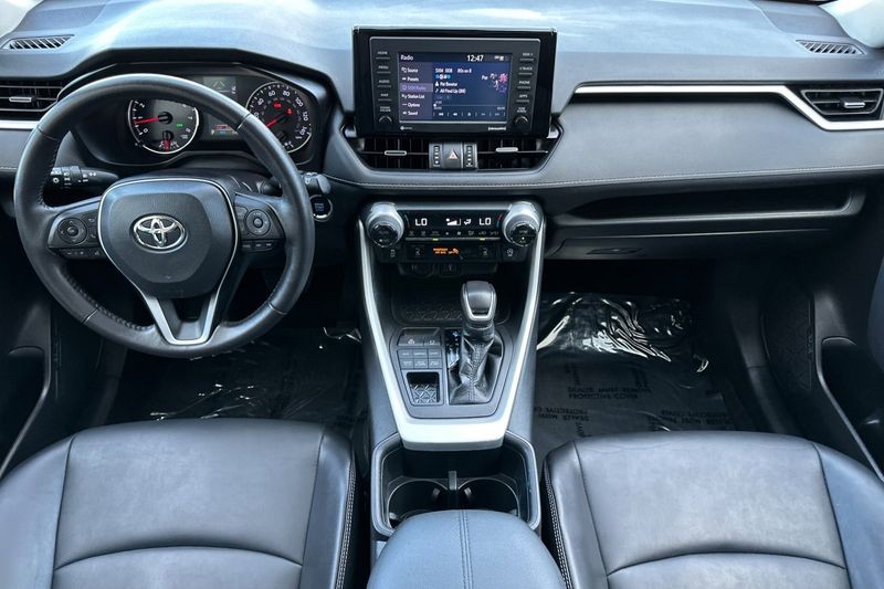 Toyota RAV4 Vehicle Full-screen Gallery Image 13