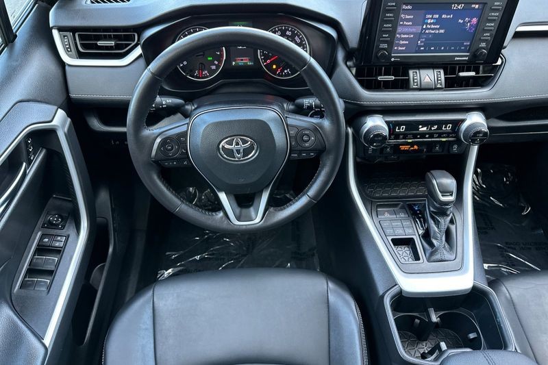 Toyota RAV4 Vehicle Full-screen Gallery Image 14