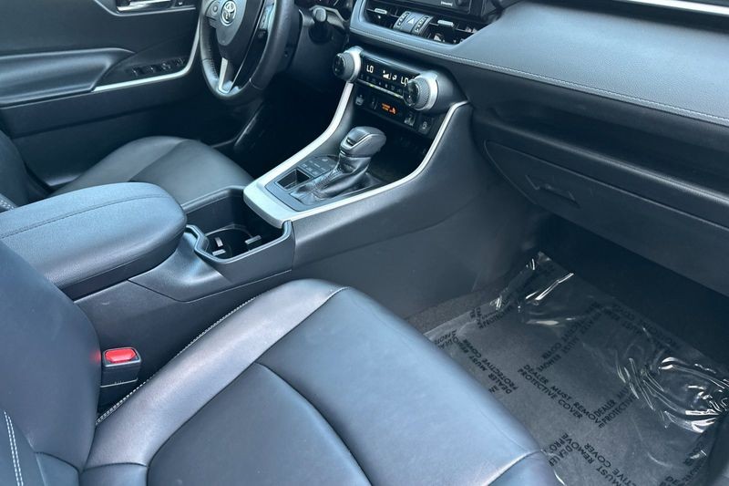 Toyota RAV4 Vehicle Full-screen Gallery Image 16