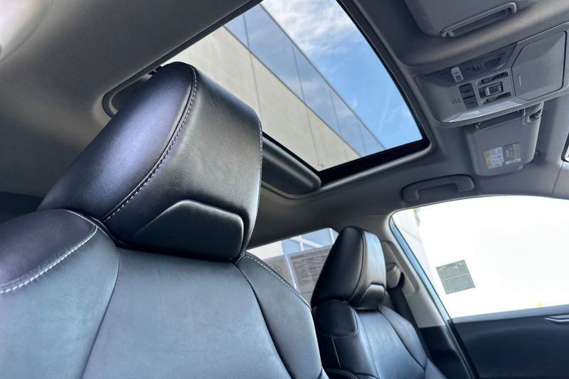 Toyota RAV4 Vehicle Full-screen Gallery Image 17