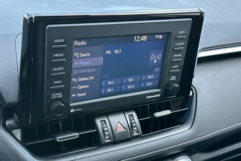 Toyota RAV4 Vehicle Full-screen Gallery Image 18