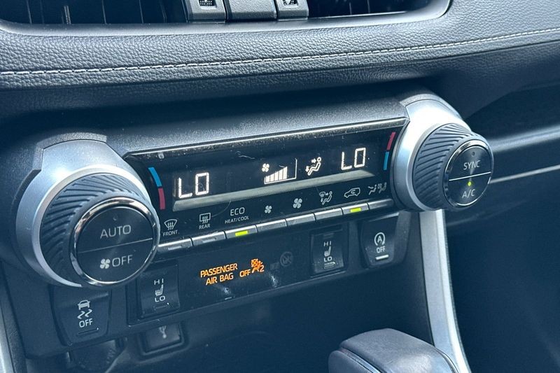 Toyota RAV4 Vehicle Full-screen Gallery Image 20