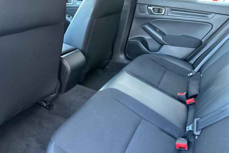Honda Civic Sedan Vehicle Full-screen Gallery Image 12
