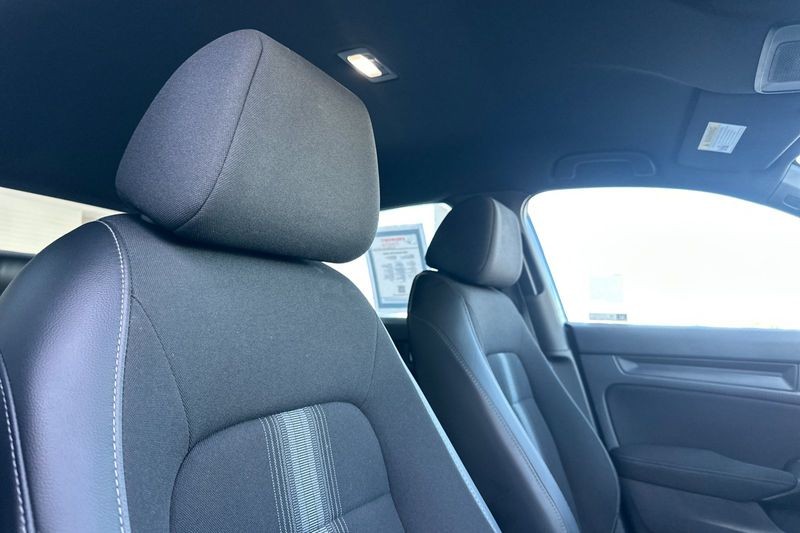 Honda Civic Sedan Vehicle Full-screen Gallery Image 16