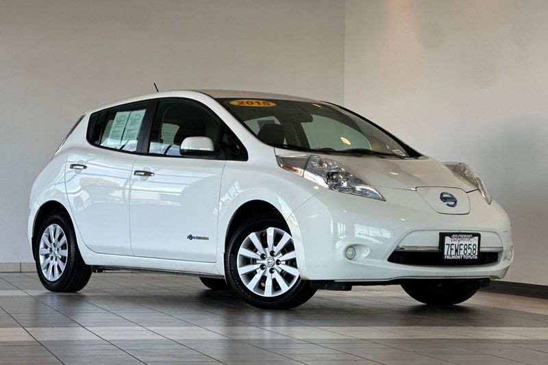 Nissan LEAF Vehicle Full-screen Gallery Image 02