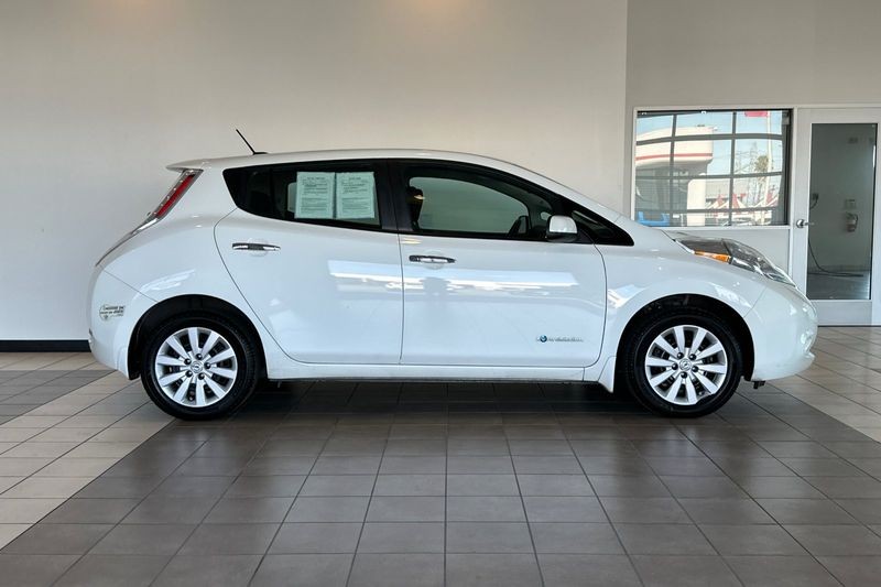 Nissan LEAF Vehicle Full-screen Gallery Image 03