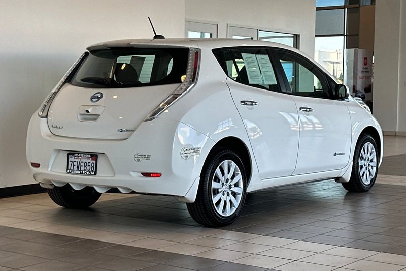 Nissan LEAF Vehicle Full-screen Gallery Image 04