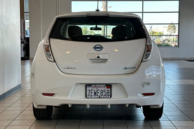 Nissan LEAF Vehicle Full-screen Gallery Image 05