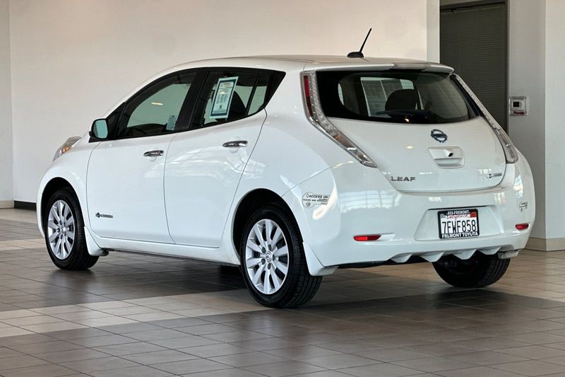 Nissan LEAF Vehicle Full-screen Gallery Image 06