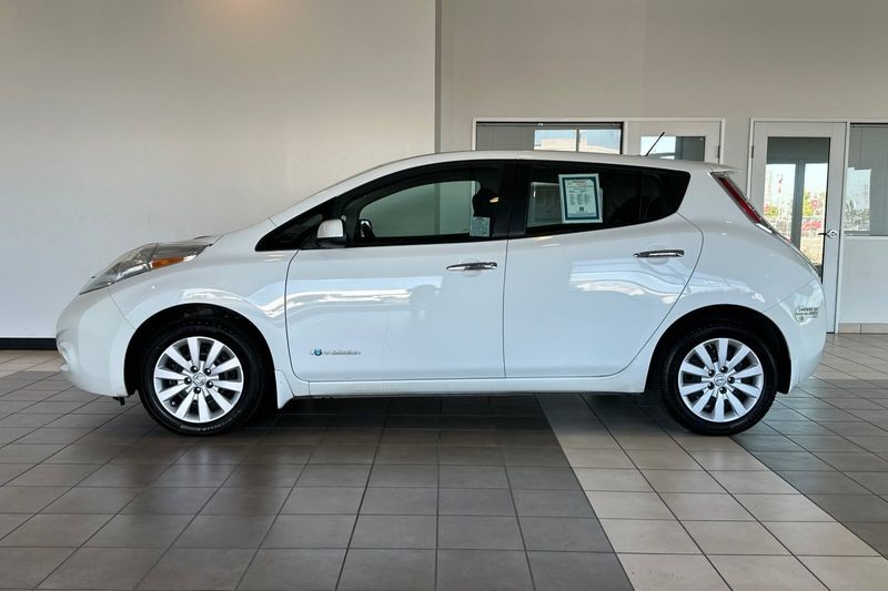 Nissan LEAF Vehicle Full-screen Gallery Image 07