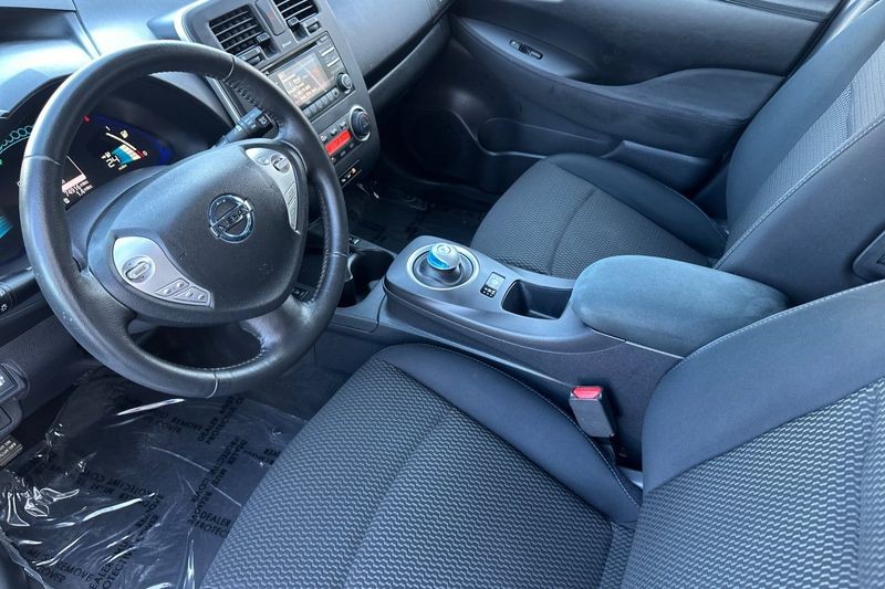 Nissan LEAF Vehicle Full-screen Gallery Image 10