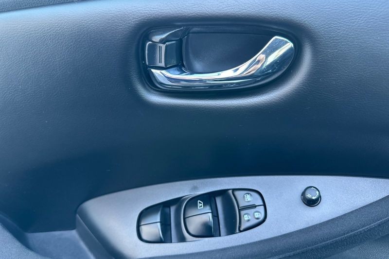 Nissan LEAF Vehicle Full-screen Gallery Image 11