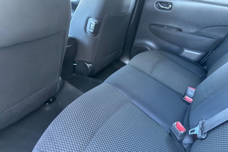 Nissan LEAF Vehicle Full-screen Gallery Image 12