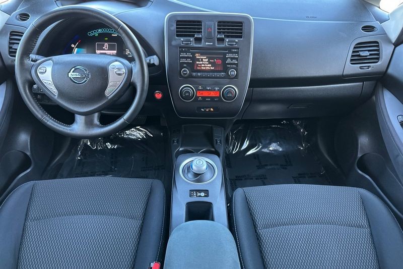 Nissan LEAF Vehicle Full-screen Gallery Image 13