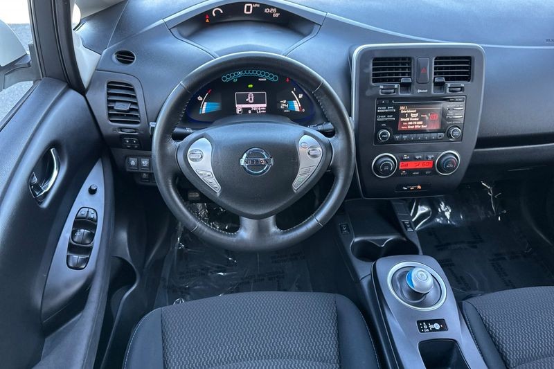 Nissan LEAF Vehicle Full-screen Gallery Image 14