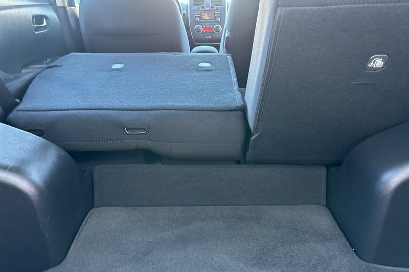 Nissan LEAF Vehicle Full-screen Gallery Image 15