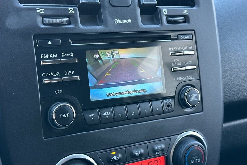 Nissan LEAF Vehicle Full-screen Gallery Image 19
